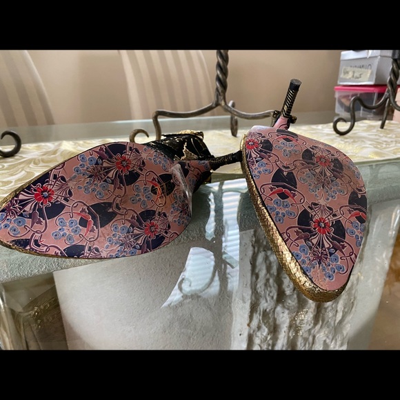 Black and gold designer shoes. - Picture 5 of 5